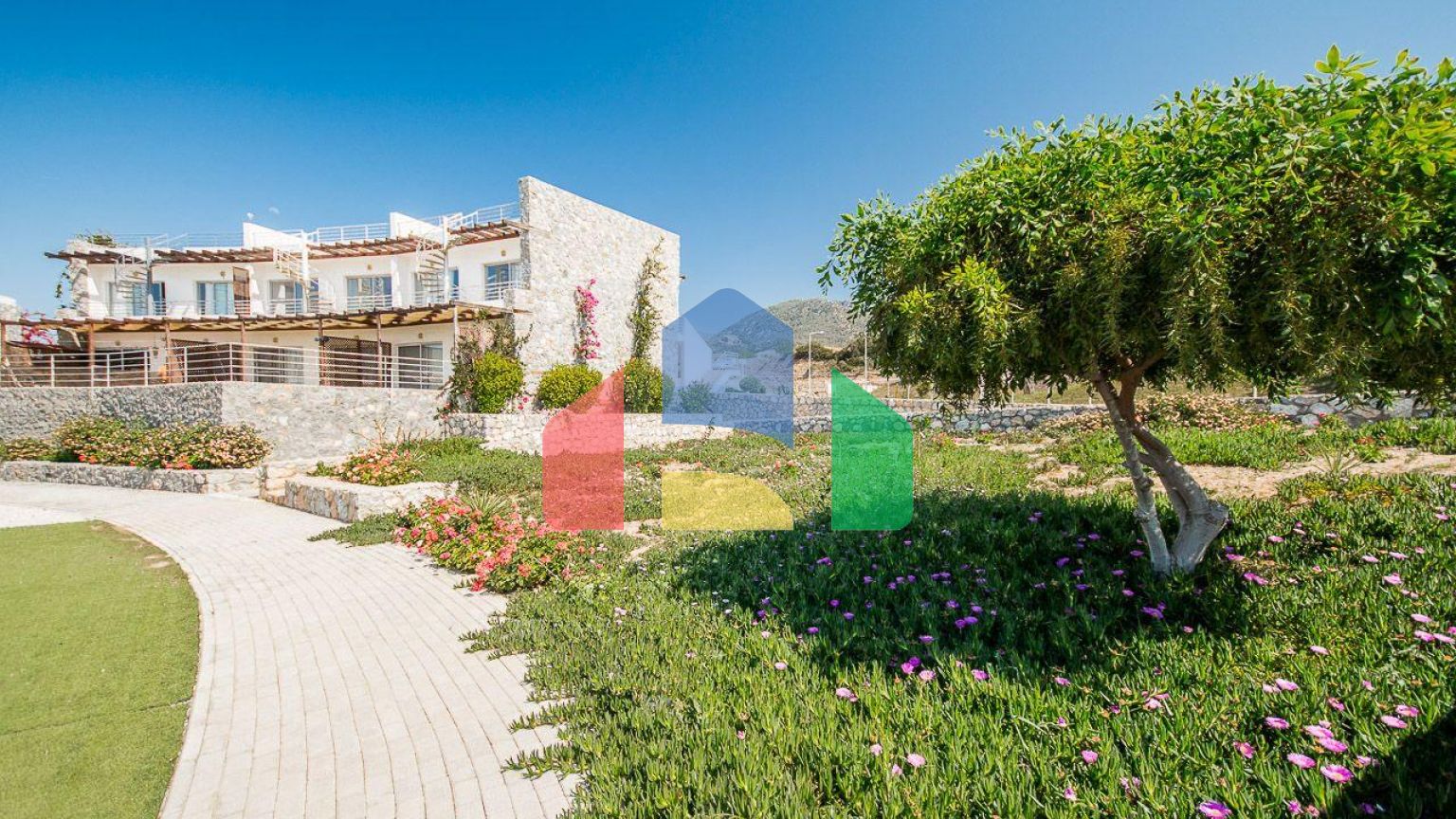 2-комнатные  апартаменты 57м2 с полной меблировкой в 100 метрах от пляжа.