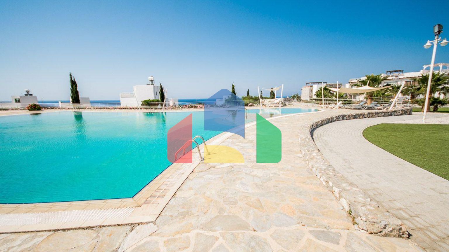 2-комнатные  апартаменты 57м2 с полной меблировкой в 100 метрах от пляжа.