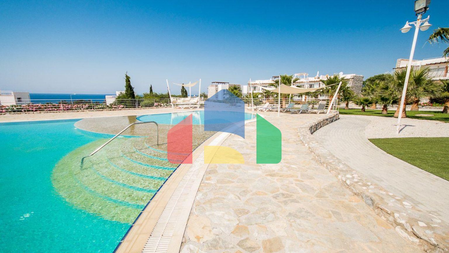 2-комнатные  апартаменты 57м2 с полной меблировкой в 100 метрах от пляжа.