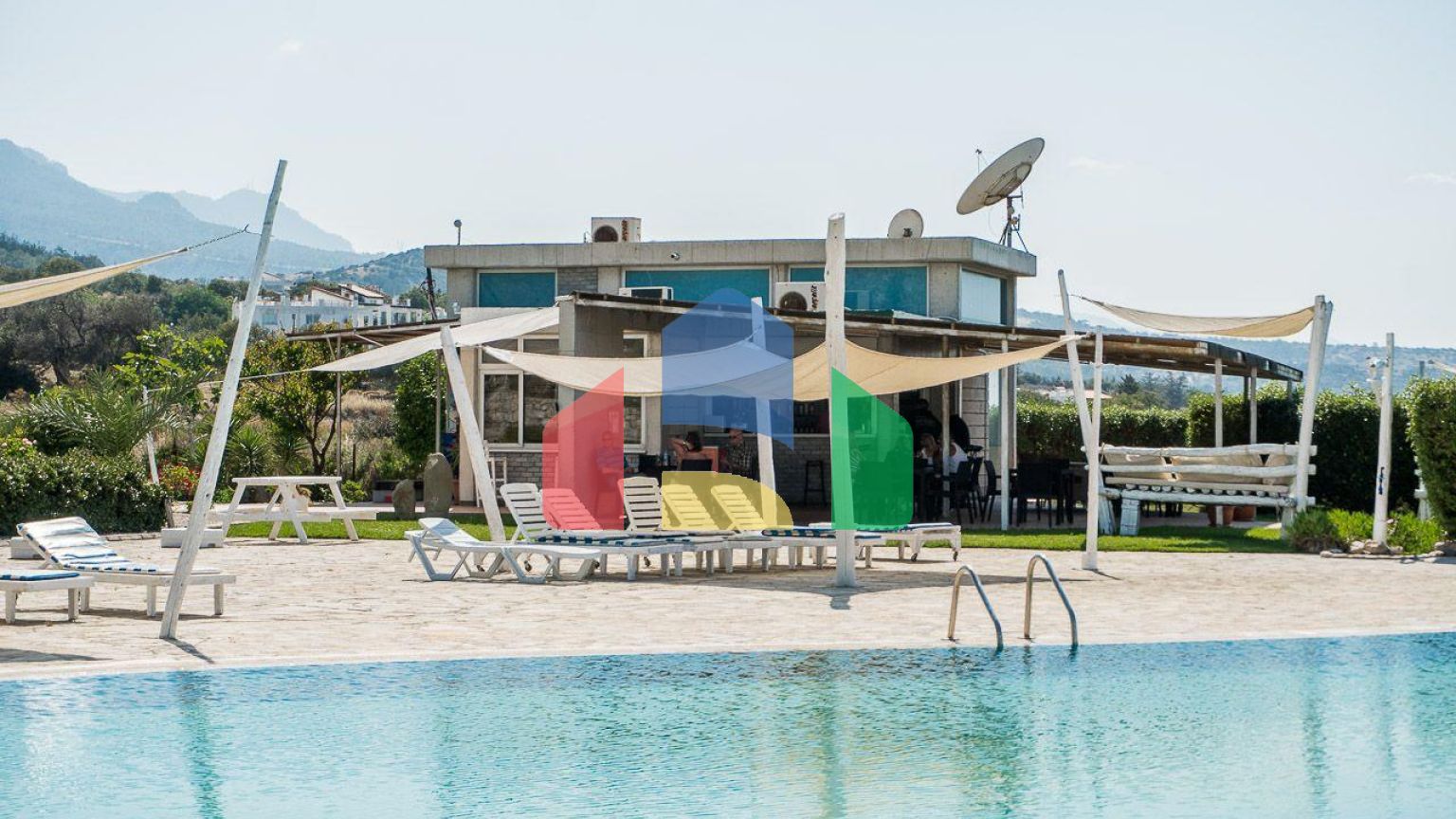 2-комнатные  апартаменты 57м2 с полной меблировкой в 100 метрах от пляжа.