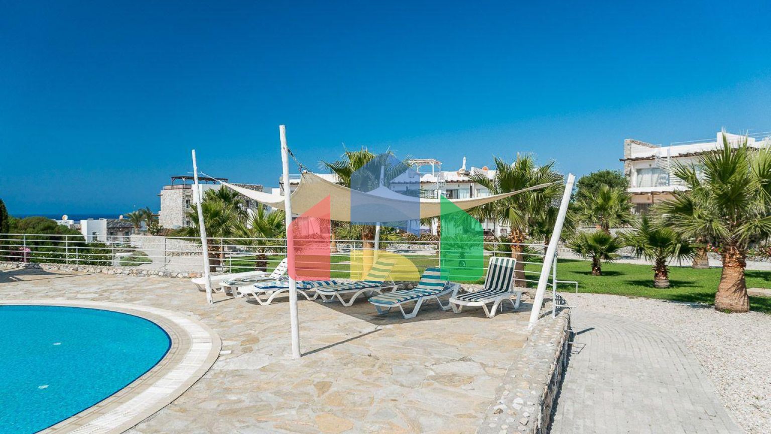 2-комнатные  апартаменты 57м2 с полной меблировкой в 100 метрах от пляжа.