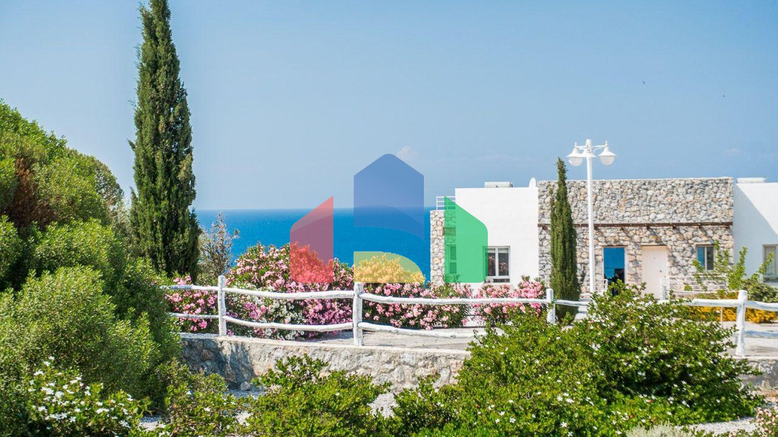 2-комнатные  апартаменты 57м2 с полной меблировкой в 100 метрах от пляжа.