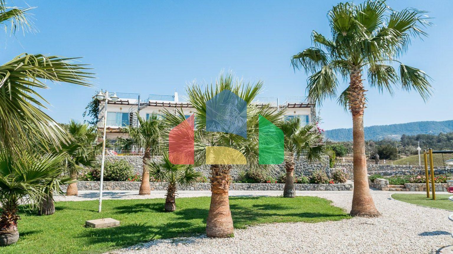 2-комнатные  апартаменты 57м2 с полной меблировкой в 100 метрах от пляжа.