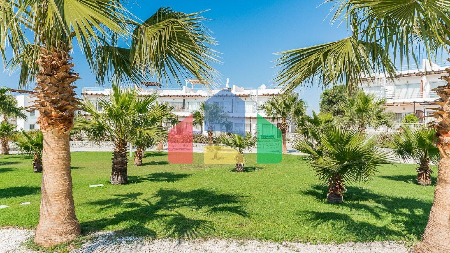 2-комнатные  апартаменты 57м2 с полной меблировкой в 100 метрах от пляжа.