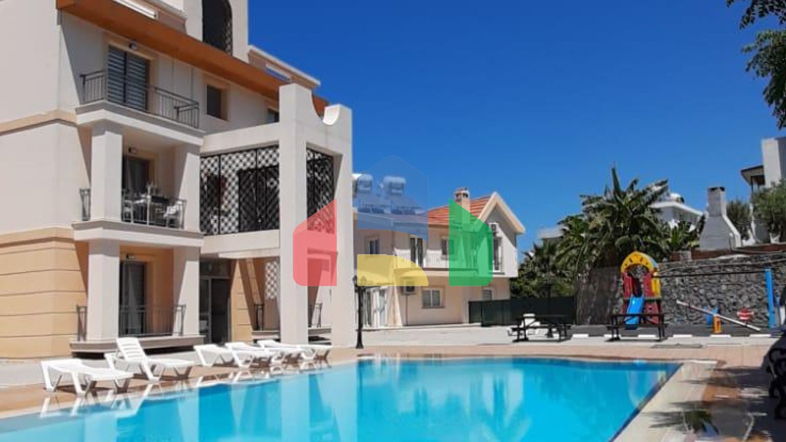 3-комнатная вилла объединенного типа 130 м2 в 5 минутах от пляжа