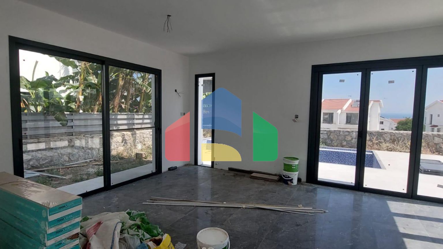 4-комнатная вилла 180 м2 с бассейном в 2 минутах езды от пляжа