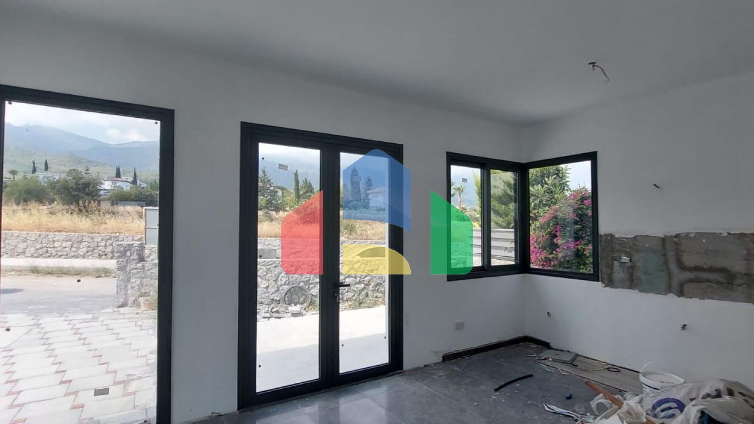 4-комнатная вилла 180 м2 с бассейном в 2 минутах езды от пляжа