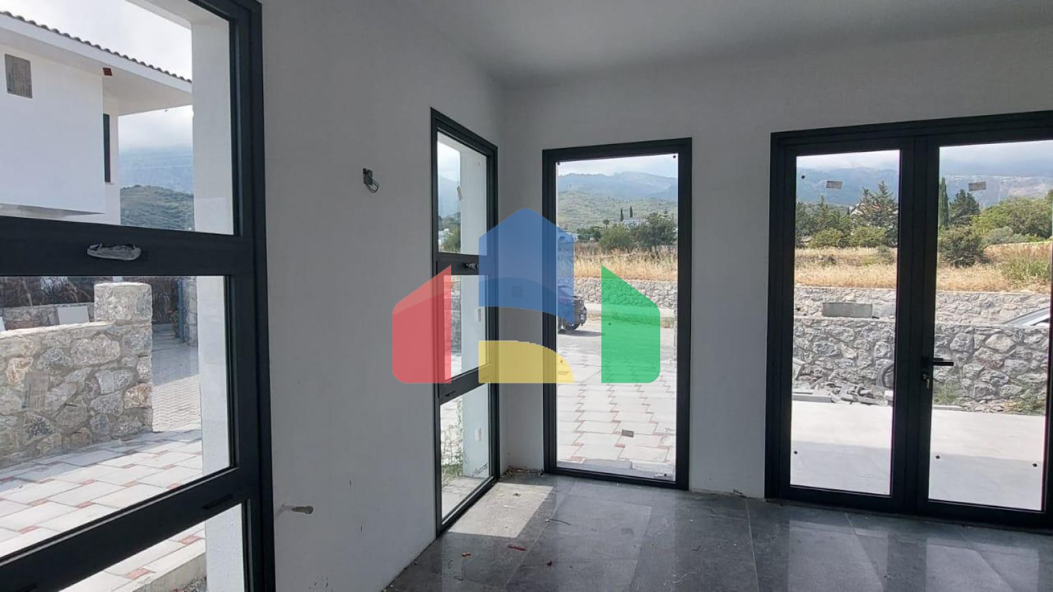 4-комнатная вилла 180 м2 с бассейном в 2 минутах езды от пляжа