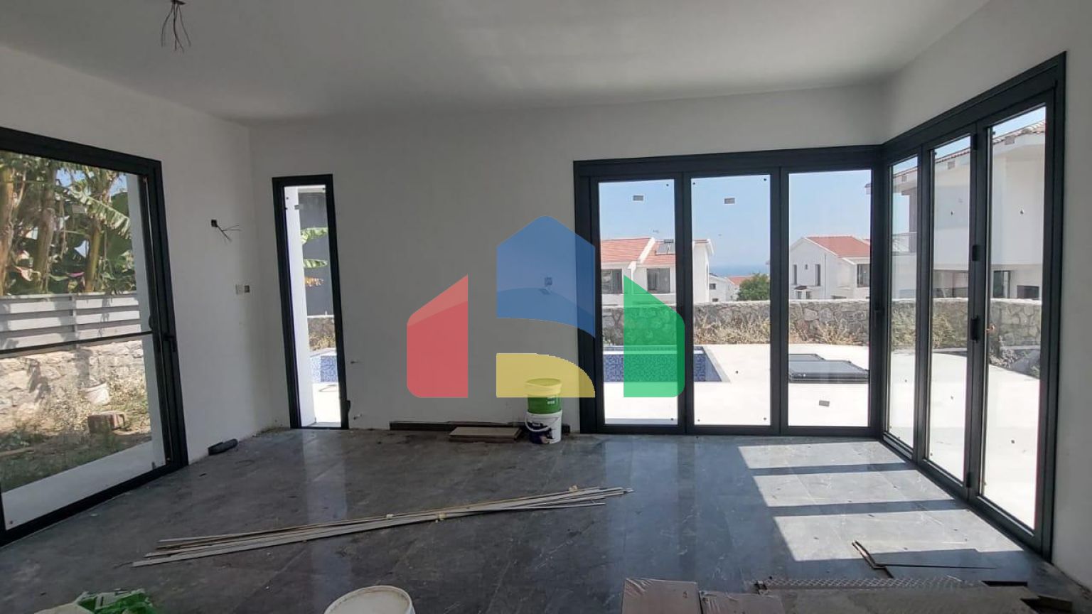 4-комнатная вилла 180 м2 с бассейном в 2 минутах езды от пляжа