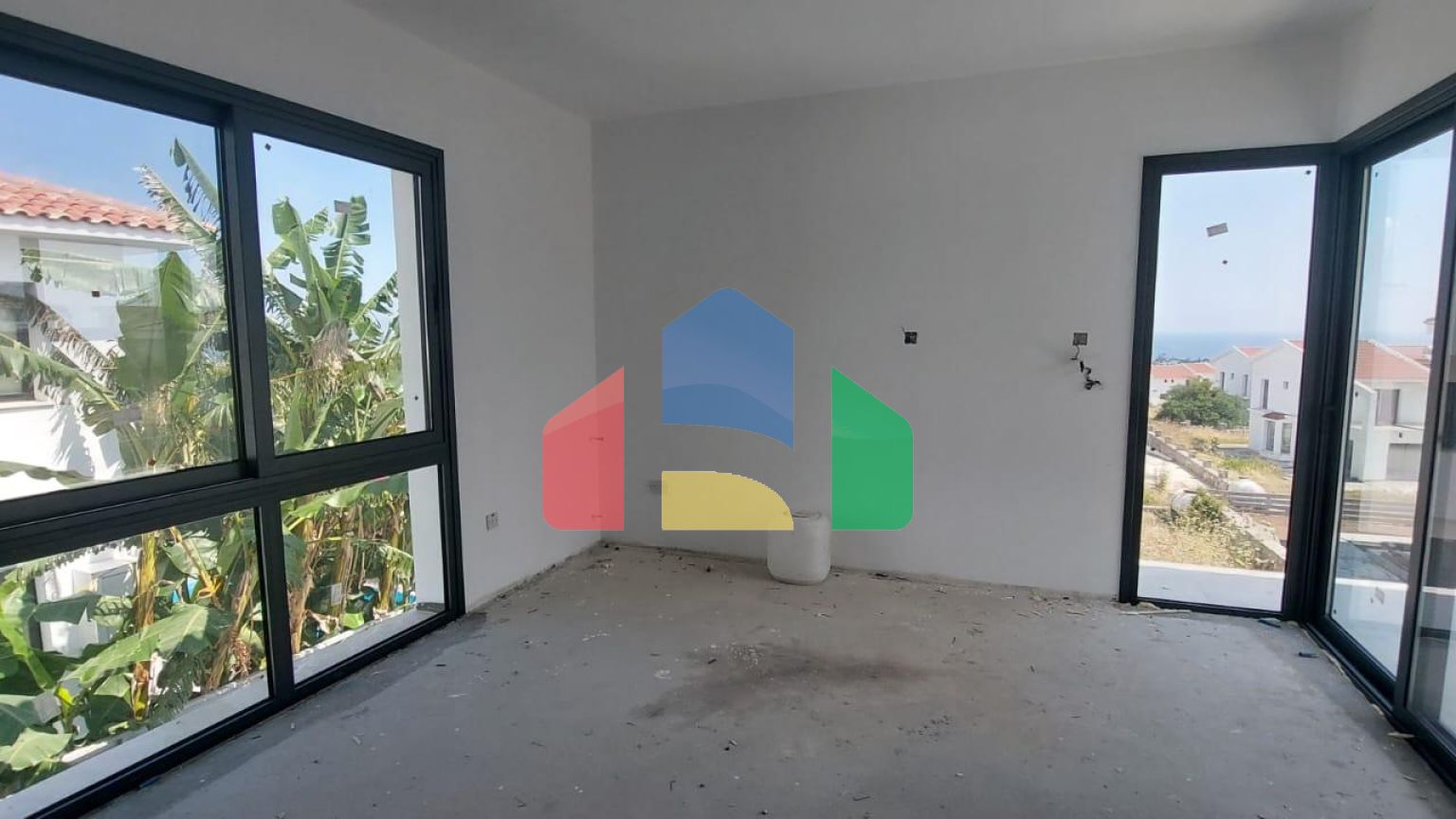 4-комнатная вилла 180 м2 с бассейном в 2 минутах езды от пляжа