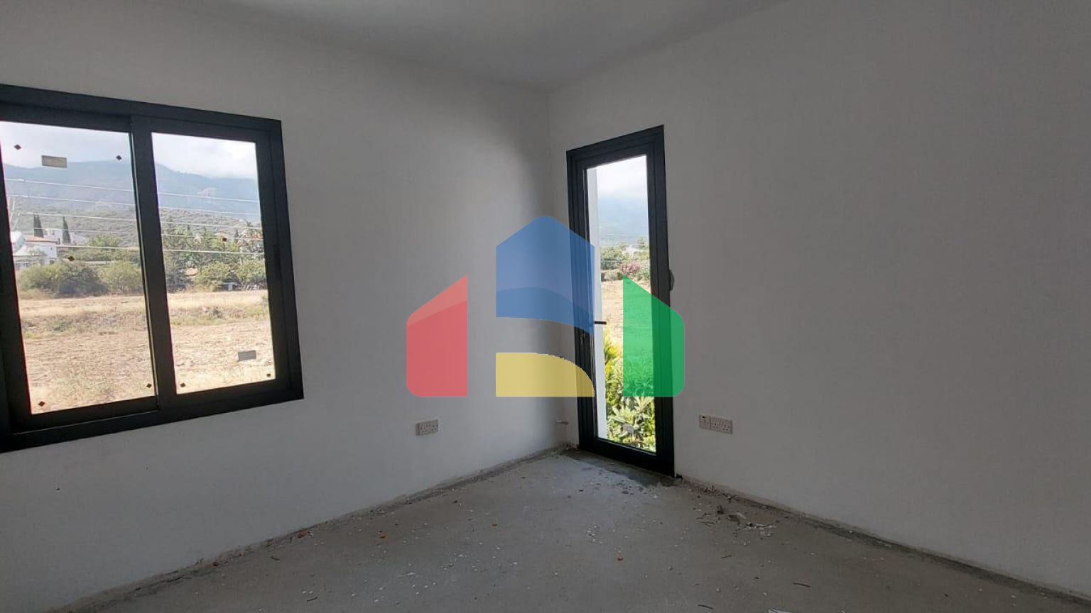 4-комнатная вилла 180 м2 с бассейном в 2 минутах езды от пляжа