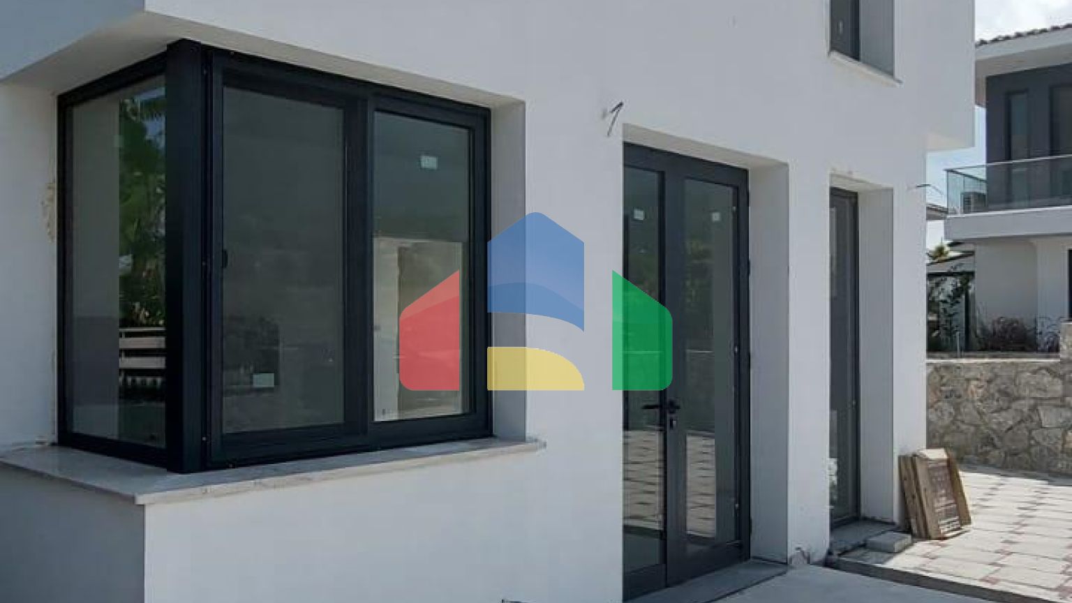 4-комнатная вилла 180 м2 с бассейном в 2 минутах езды от пляжа