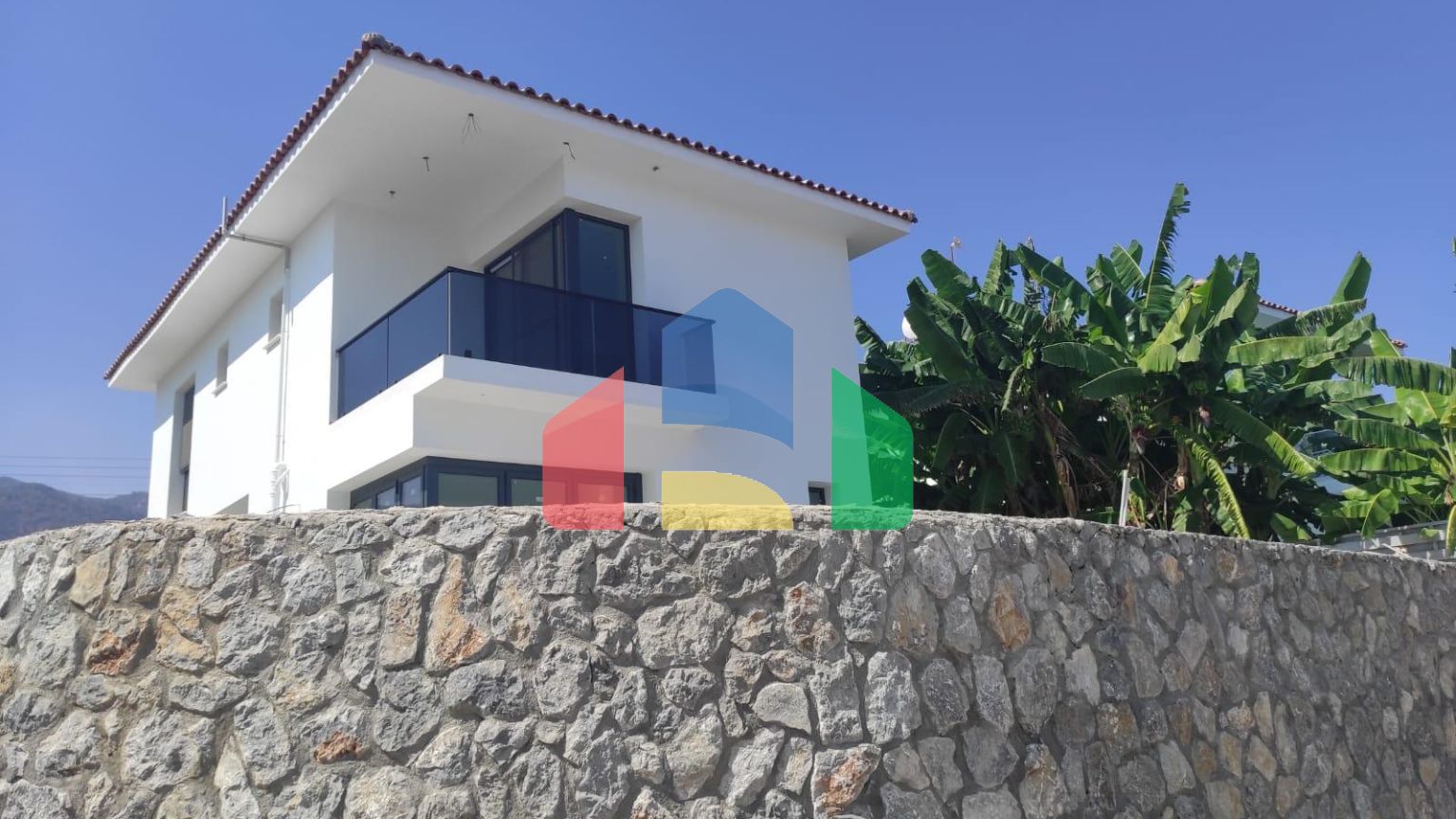 4-комнатная вилла 180 м2 с бассейном в 2 минутах езды от пляжа