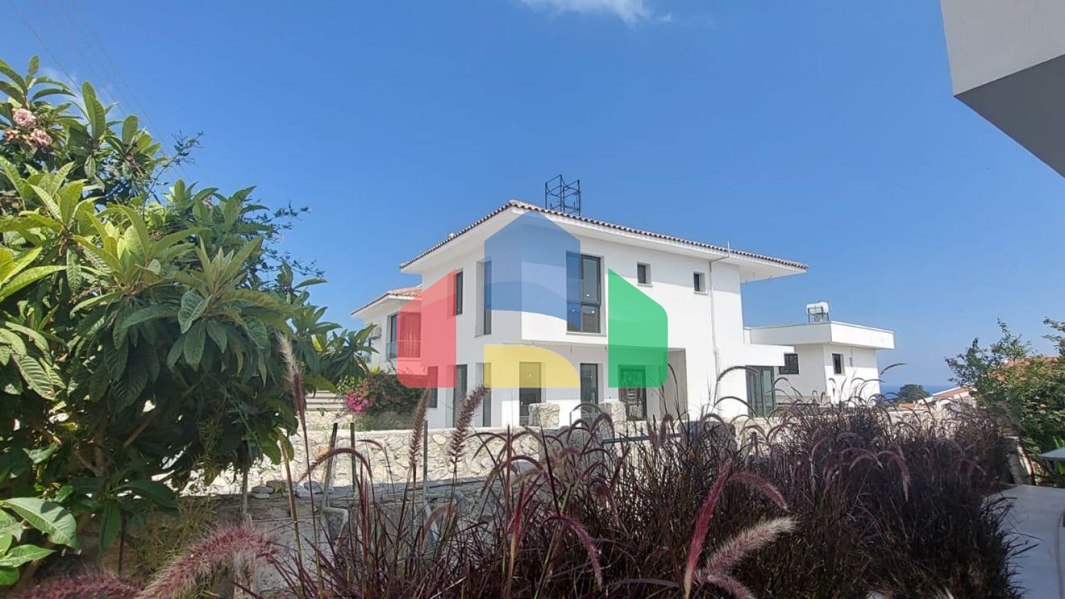 4-комнатная вилла 180 м2 с бассейном в 2 минутах езды от пляжа