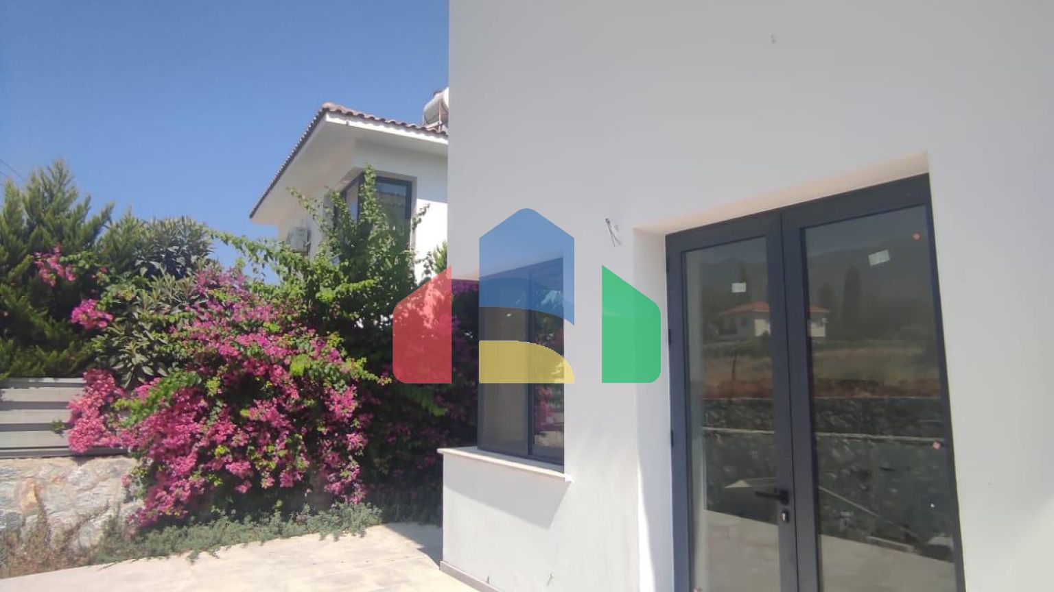 4-комнатная вилла 180 м2 с бассейном в 2 минутах езды от пляжа