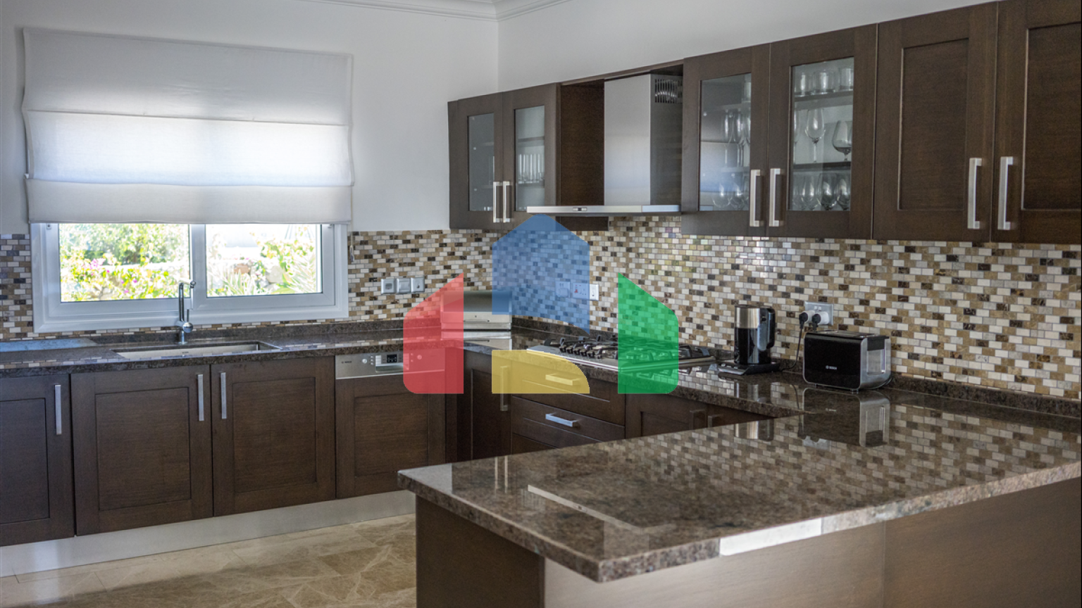 4-комнатная вилла 180м2 с собственным бассейном на первой линии от моря