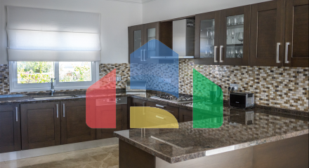 4-комнатная вилла 180м2 с собственным бассейном на первой линии от моря