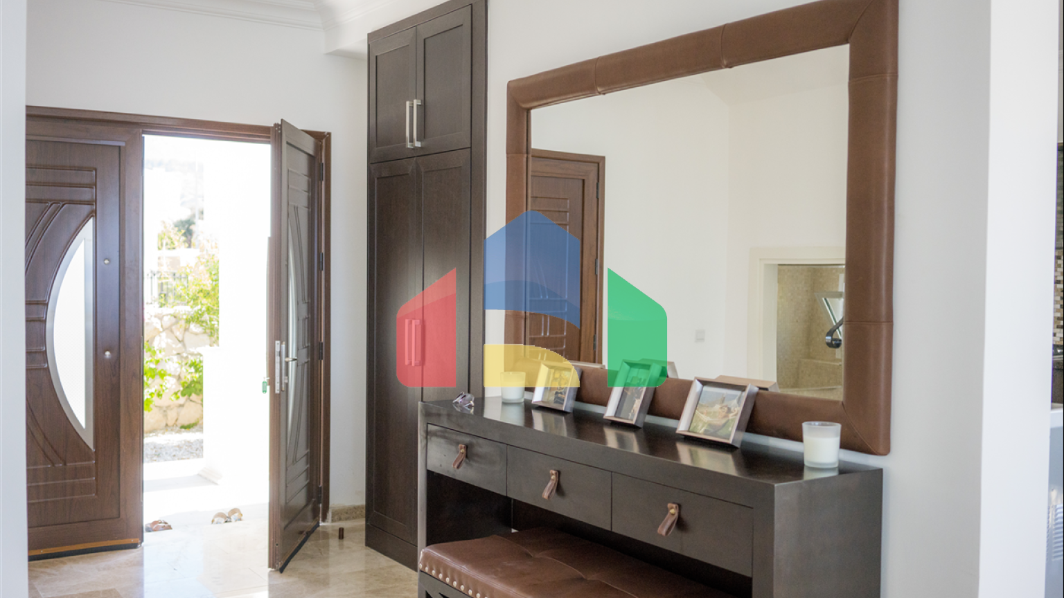 4-комнатная вилла 180м2 с собственным бассейном на первой линии от моря