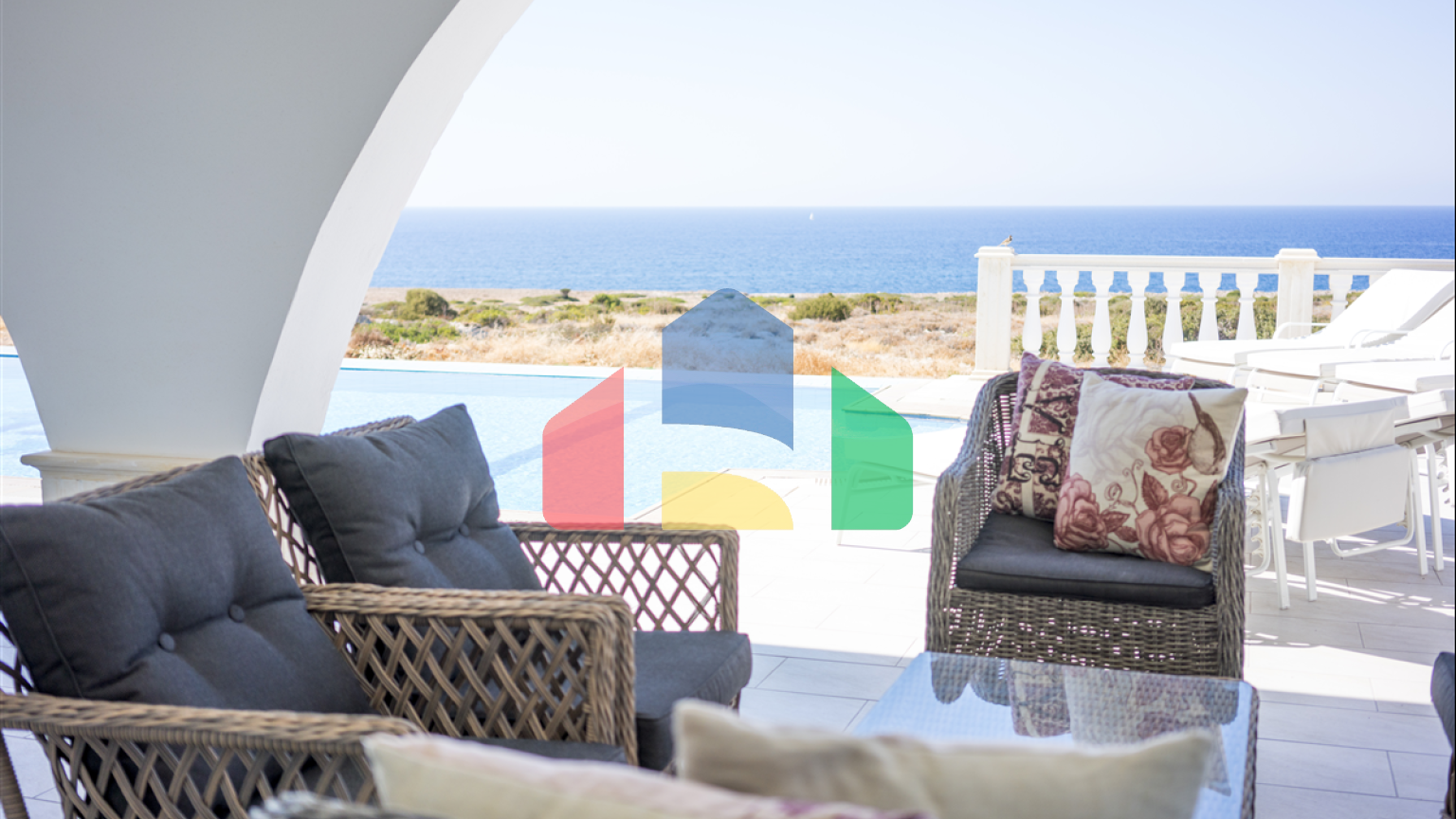 4-комнатная вилла 180м2 с собственным бассейном на первой линии от моря