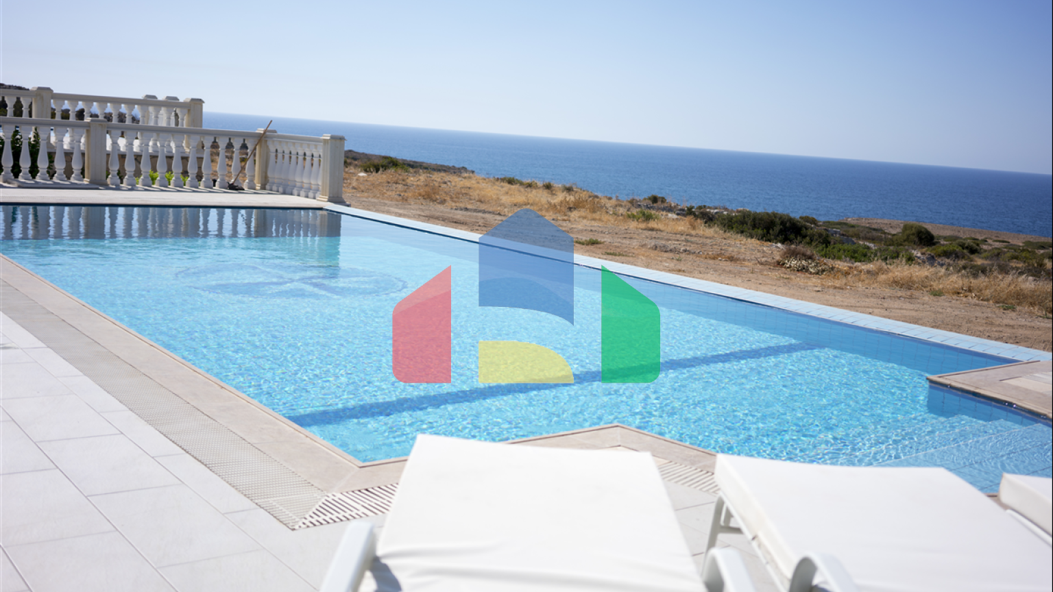 4-комнатная вилла 180м2 с собственным бассейном на первой линии от моря