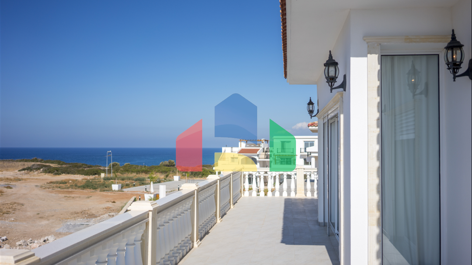 4-комнатная вилла 180м2 с собственным бассейном на первой линии от моря