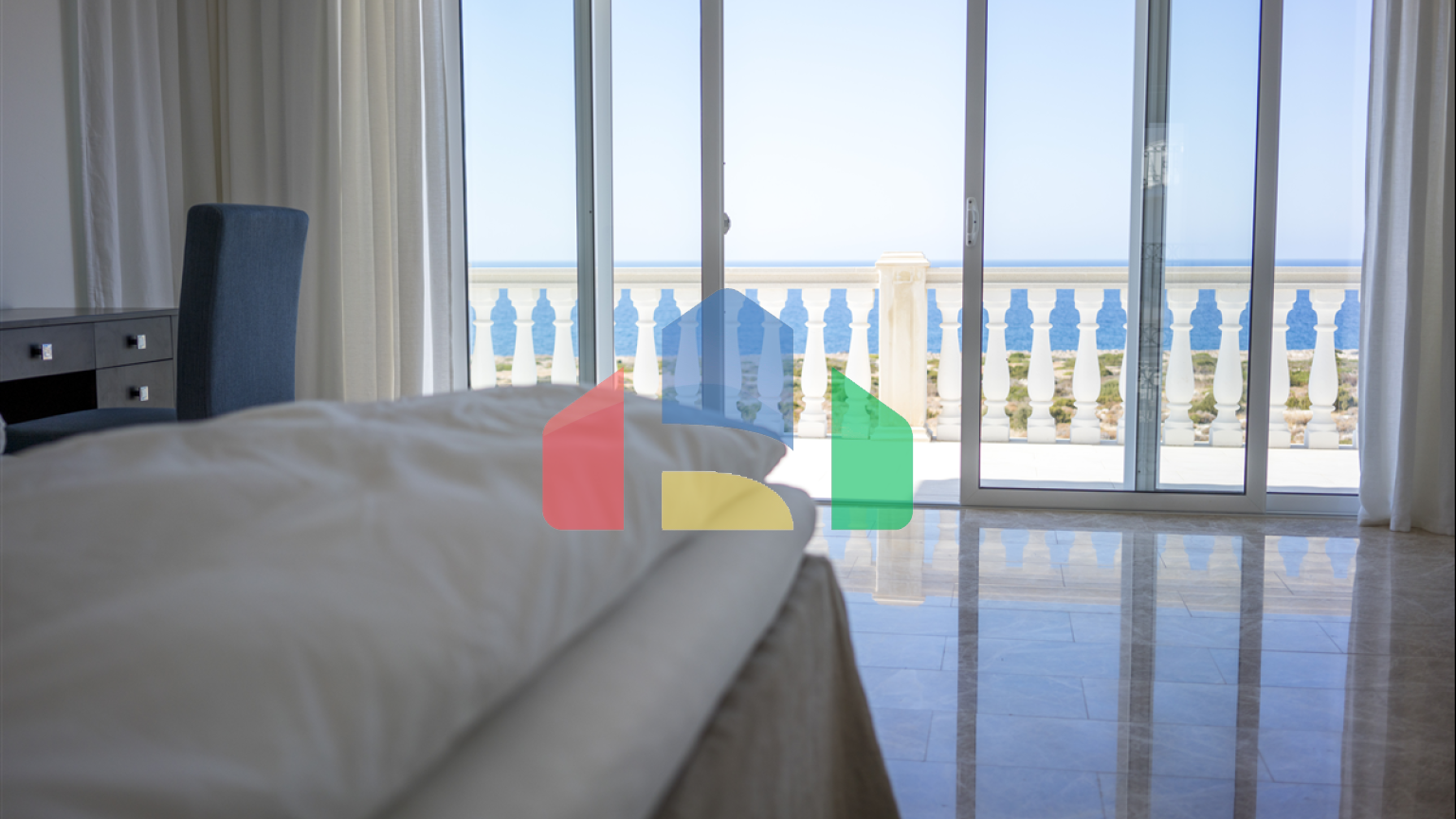 4-комнатная вилла 180м2 с собственным бассейном на первой линии от моря