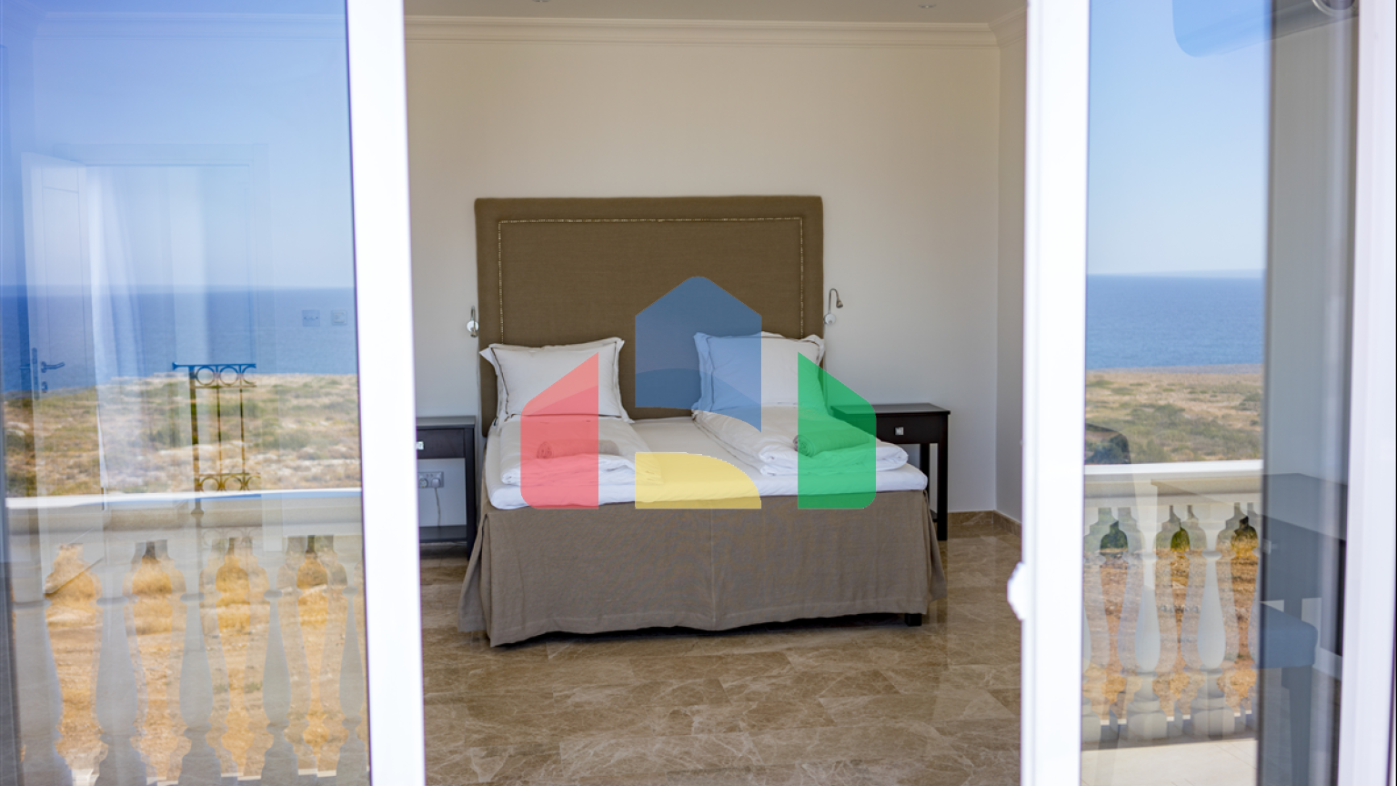 4-комнатная вилла 180м2 с собственным бассейном на первой линии от моря