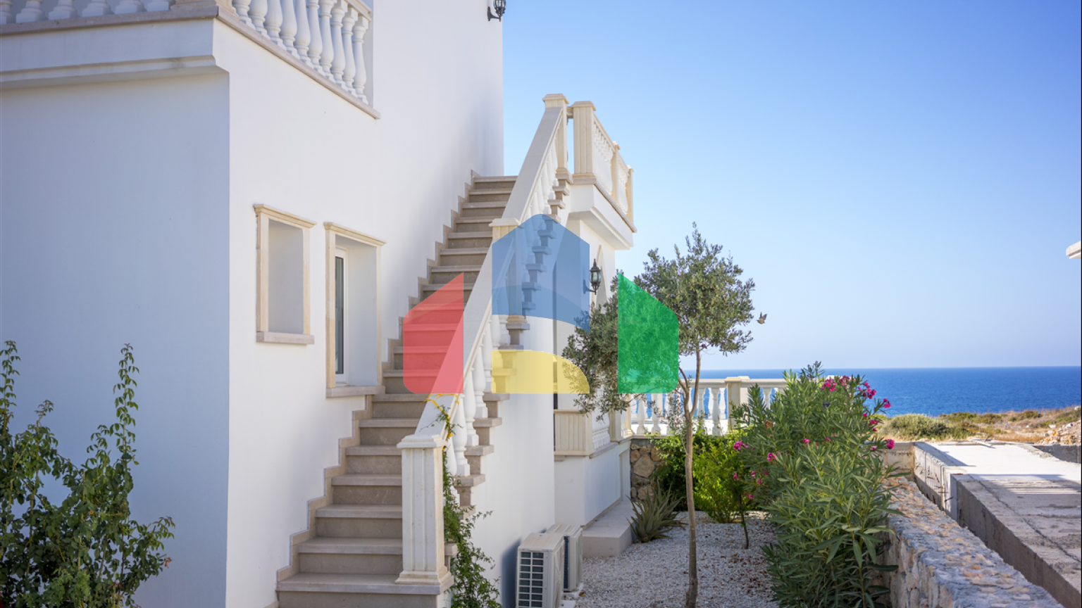 4-комнатная вилла 180м2 с собственным бассейном на первой линии от моря