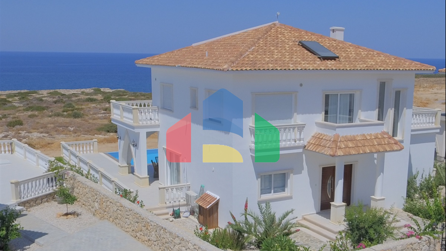 4-комнатная вилла 180м2 с собственным бассейном на первой линии от моря