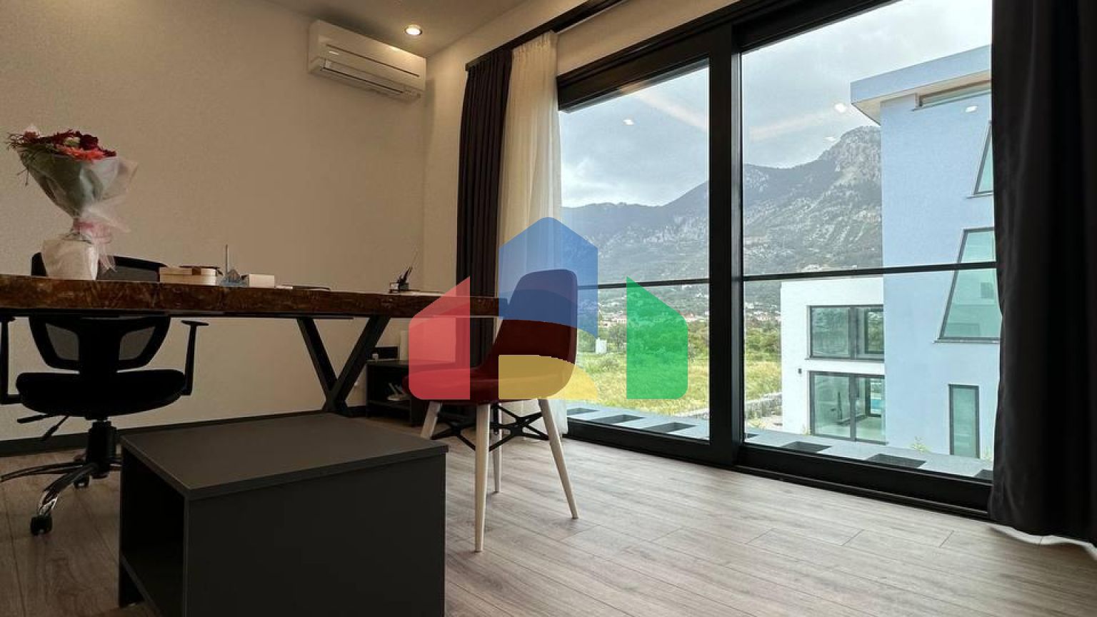 5-комнатная вилла 304 м2 (+30 м2 терраса) у пляжа 