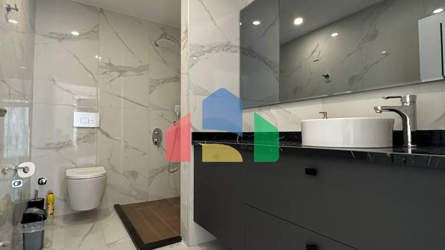 5-комнатная вилла 304 м2 (+30 м2 терраса) у пляжа 