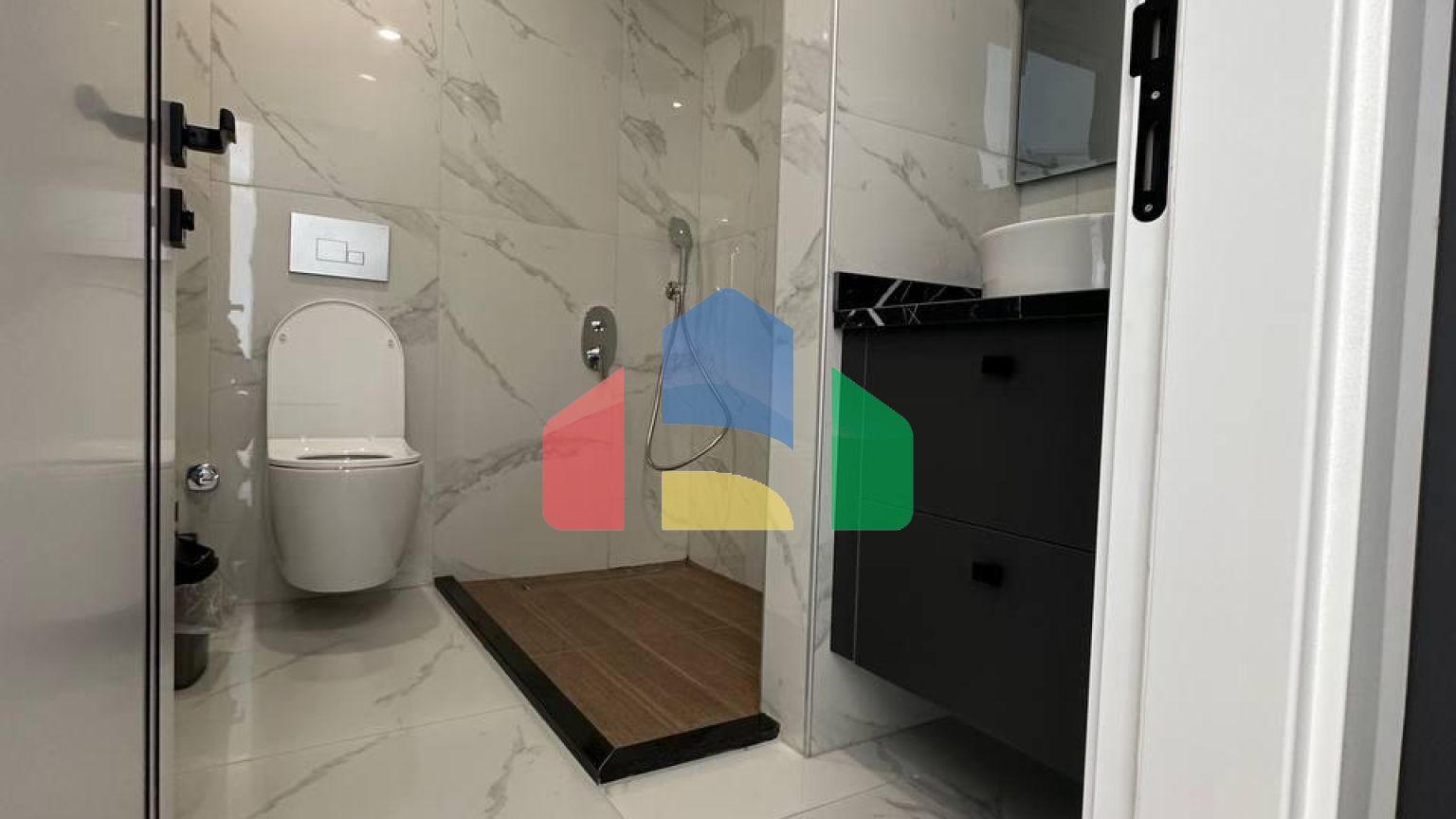 5-комнатная вилла 304 м2 (+30 м2 терраса) у пляжа 