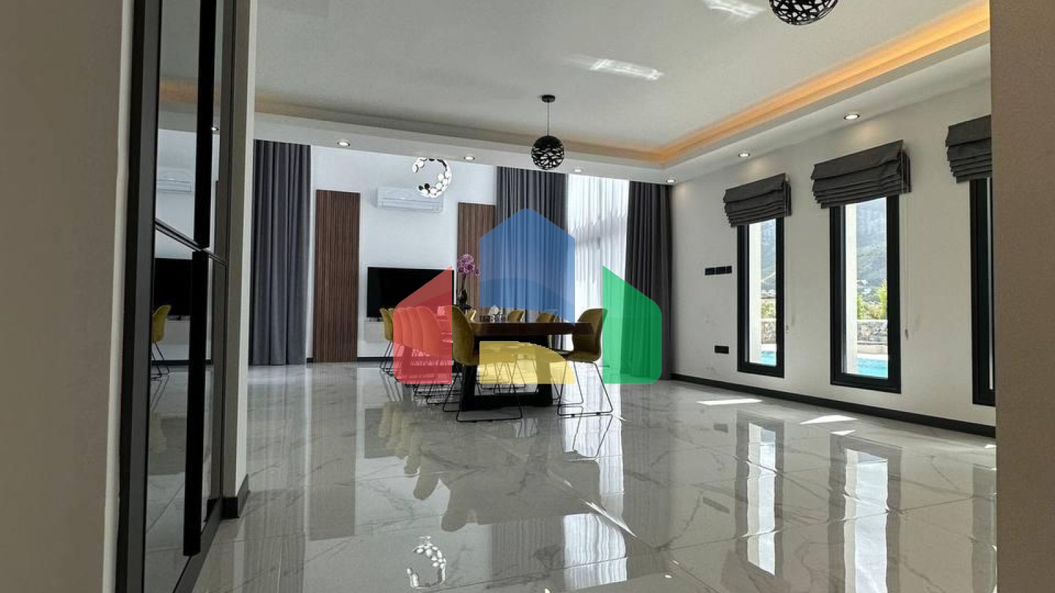 5-комнатная вилла 304 м2 (+30 м2 терраса) у пляжа 