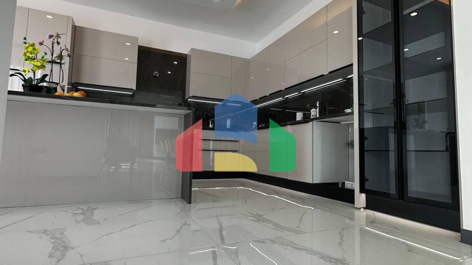 5-комнатная вилла 304 м2 (+30 м2 терраса) у пляжа 