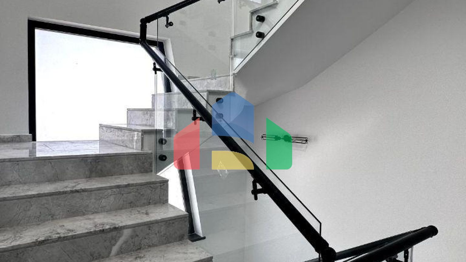 5-комнатная вилла 304 м2 (+30 м2 терраса) у пляжа 