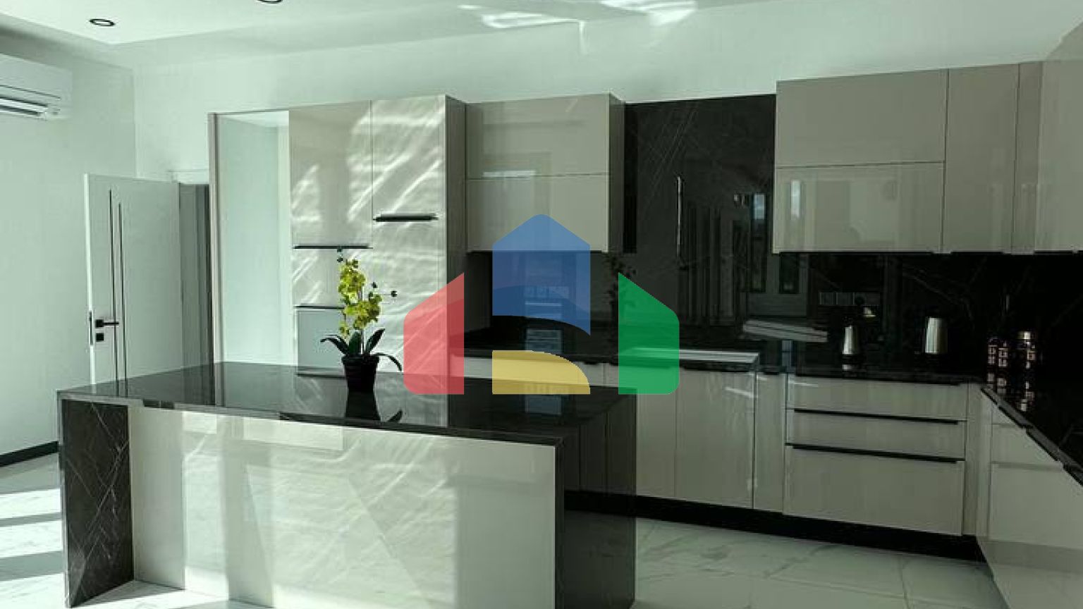 5-комнатная вилла 304 м2 (+30 м2 терраса) у пляжа 