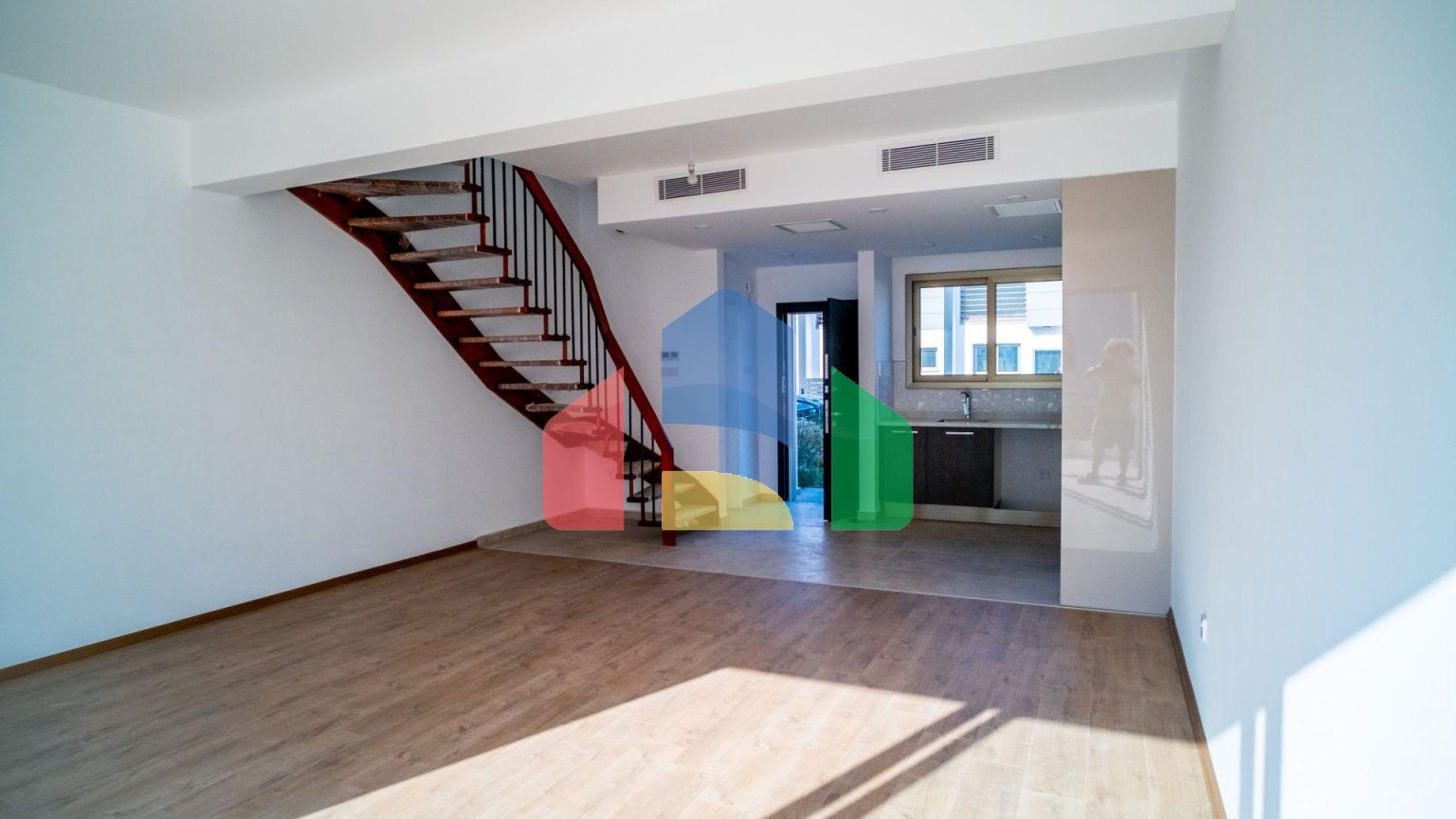 3-комнатный таунхаус 124 м2 с собственным участком земли в 200 метрах от пляжа