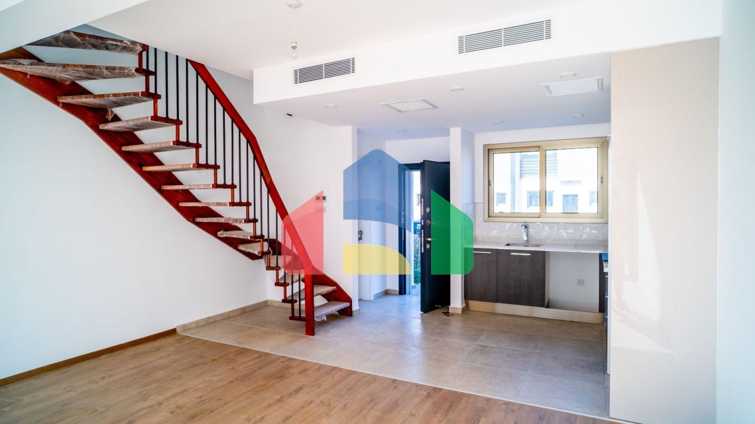 3-комнатный таунхаус 124 м2 с собственным участком земли в 200 метрах от пляжа