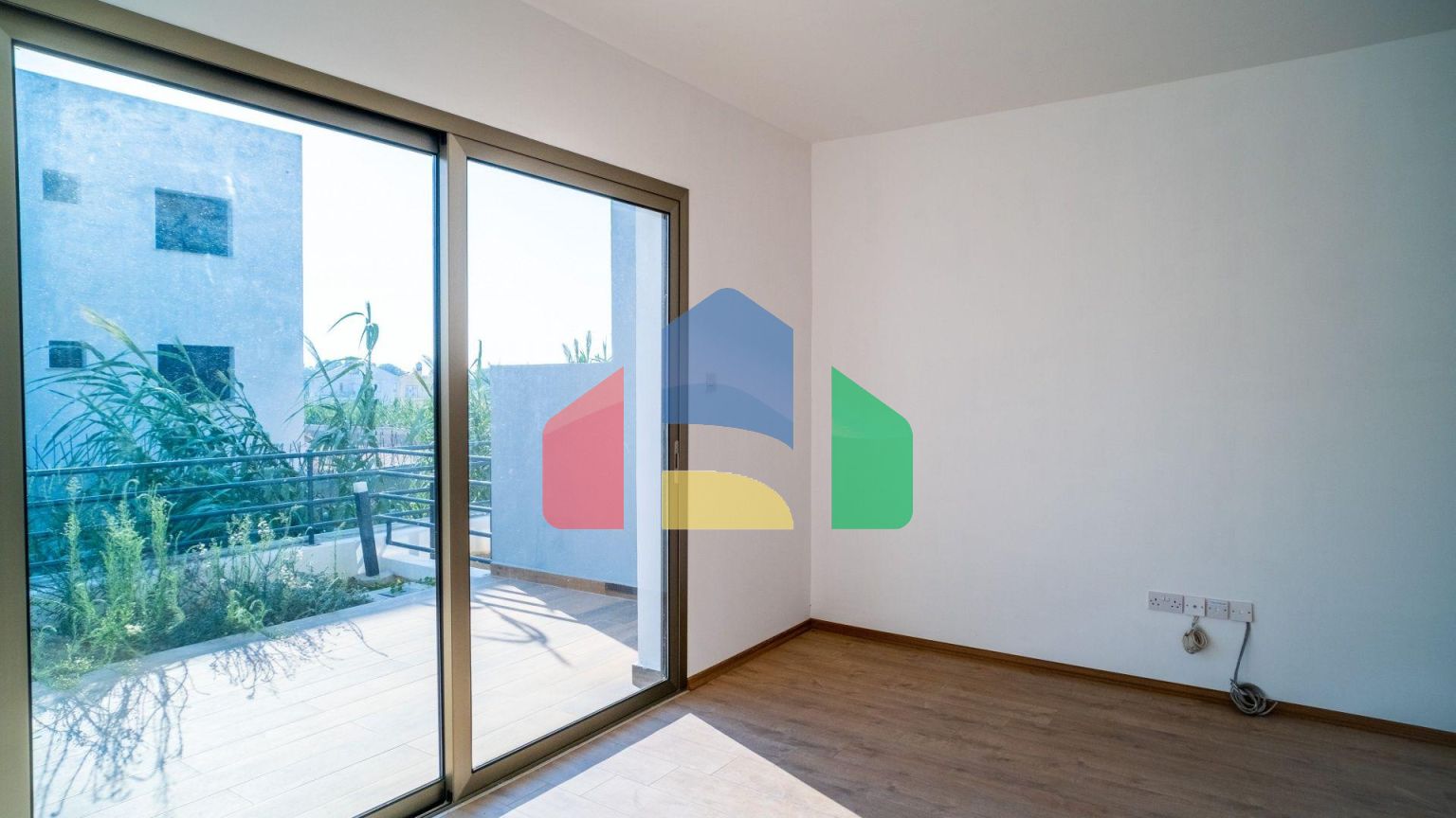 3-комнатный таунхаус 124 м2 с собственным участком земли в 200 метрах от пляжа