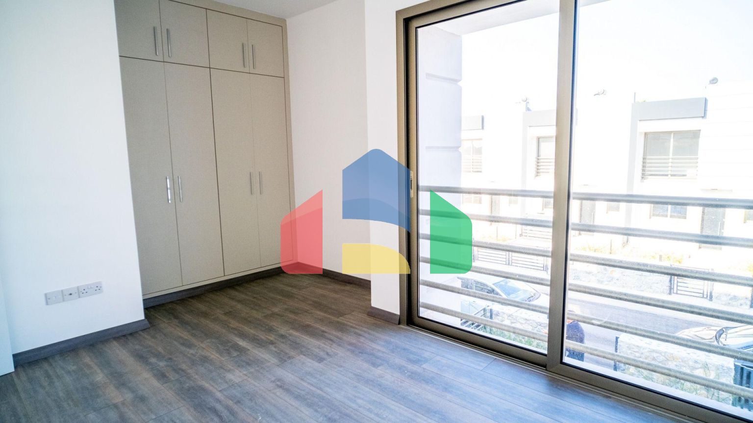 3-комнатный таунхаус 124 м2 с собственным участком земли в 200 метрах от пляжа