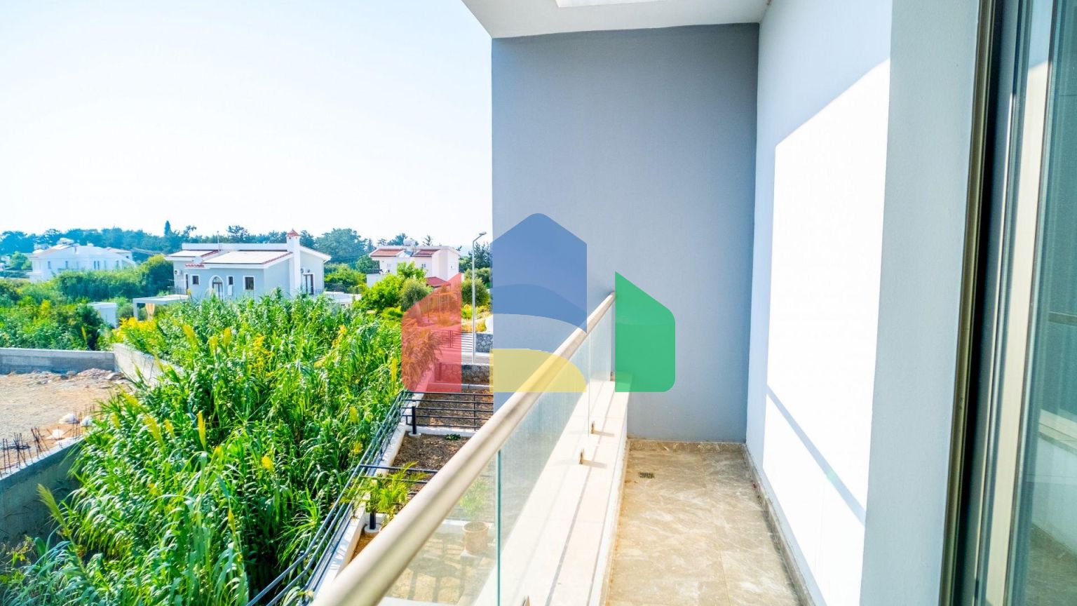 3-комнатный таунхаус 124 м2 с собственным участком земли в 200 метрах от пляжа