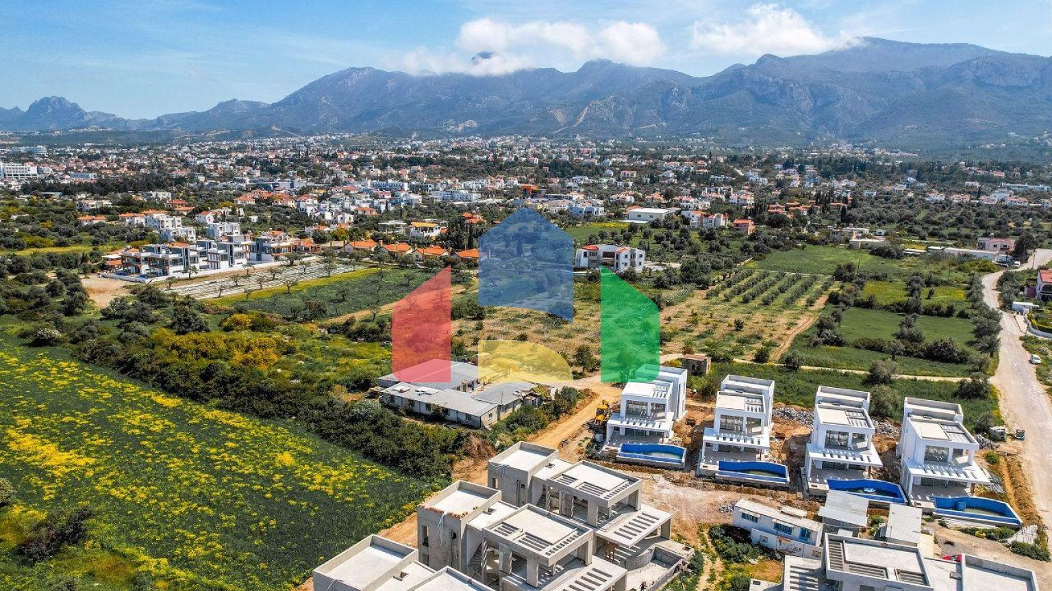 4-комнатная вилла 212 м2 с собственным участком земли в 300 метрах от песчаного пляжа