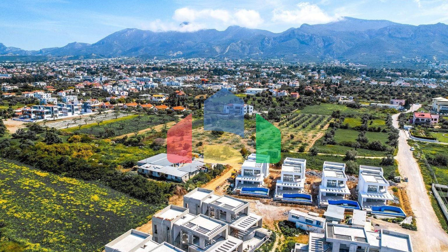 4-комнатная вилла 212 м2 с собственным участком земли в 300 метрах от песчаного пляжа