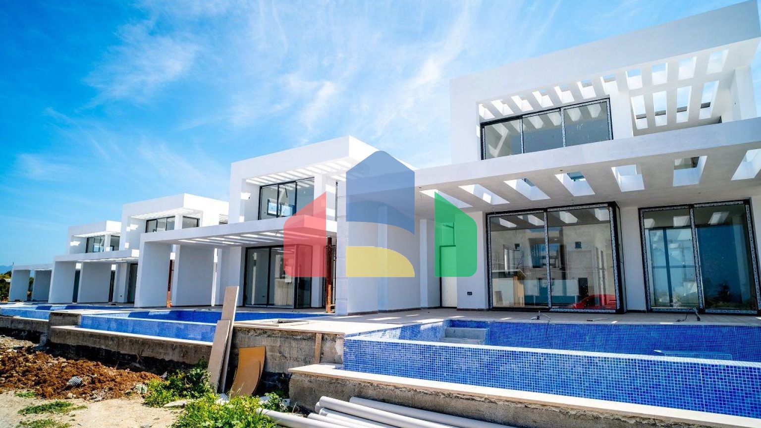 4-комнатная вилла 212 м2 с собственным участком земли в 300 метрах от песчаного пляжа