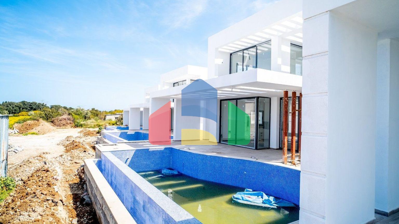 4-комнатная вилла 212 м2 с собственным участком земли в 300 метрах от песчаного пляжа