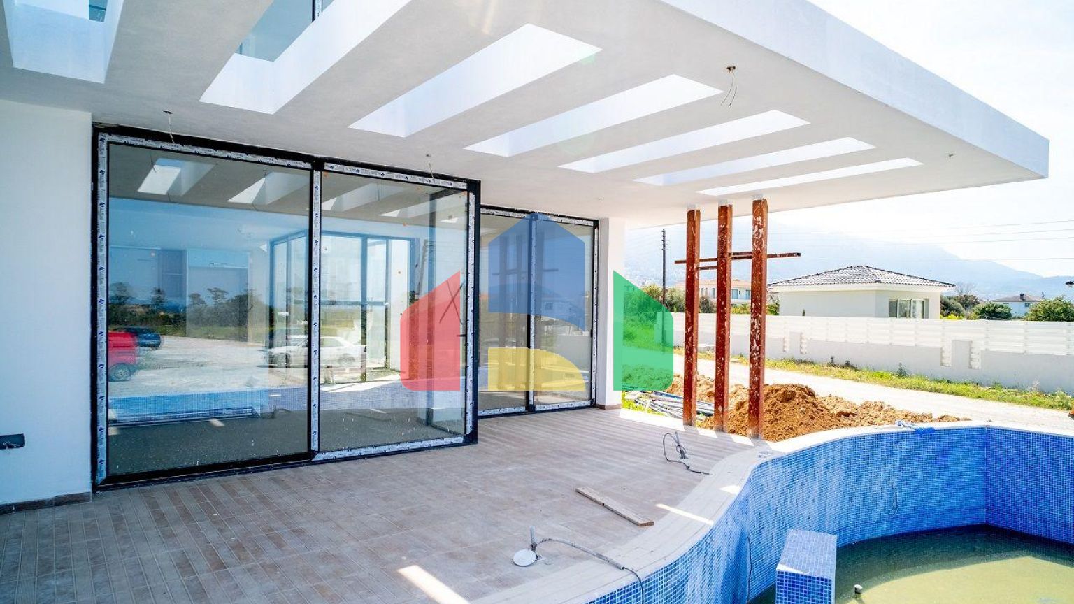 4-комнатная вилла 212 м2 с собственным участком земли в 300 метрах от песчаного пляжа