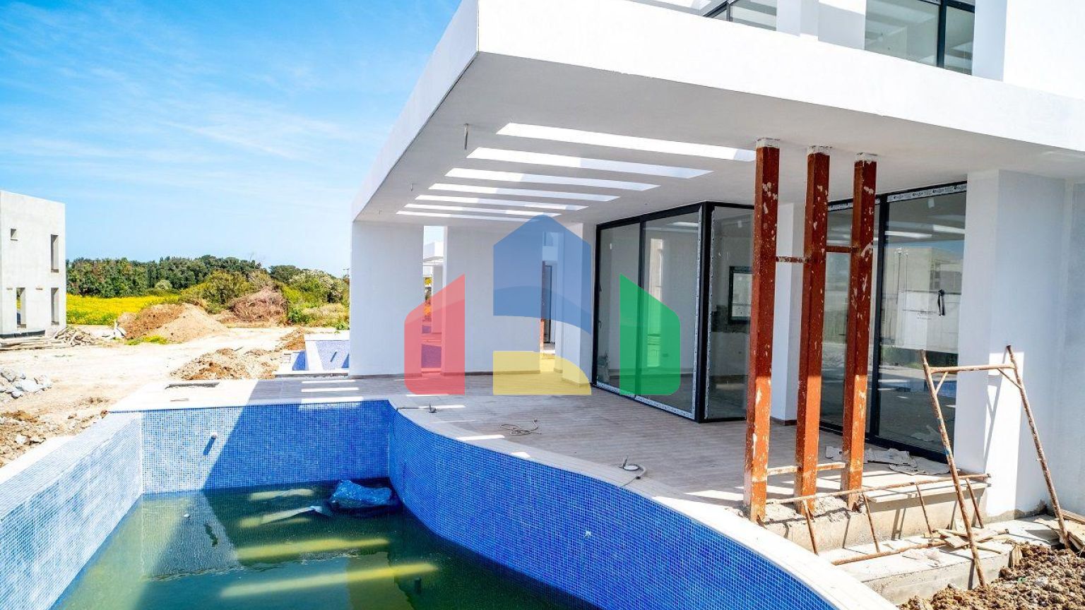 4-комнатная вилла 212 м2 с собственным участком земли в 300 метрах от песчаного пляжа