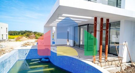 4-комнатная вилла 212 м2 с собственным участком земли в 300 метрах от песчаного пляжа 4-комнатная вилла 212 м2 с собственным участком земли в 300 метрах от песчаного пляжа