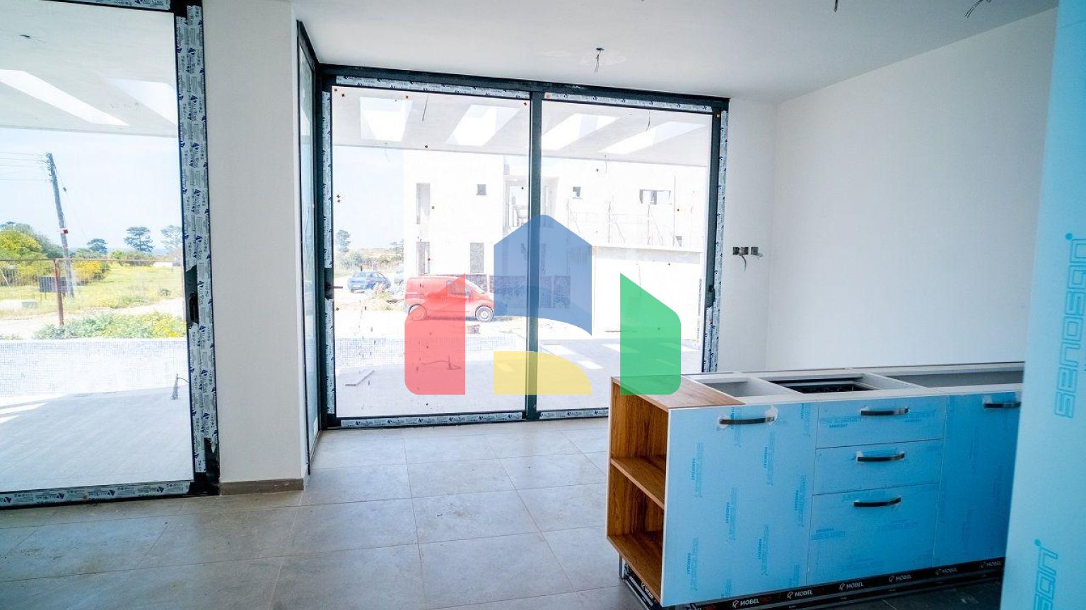 4-комнатная вилла 212 м2 с собственным участком земли в 300 метрах от песчаного пляжа