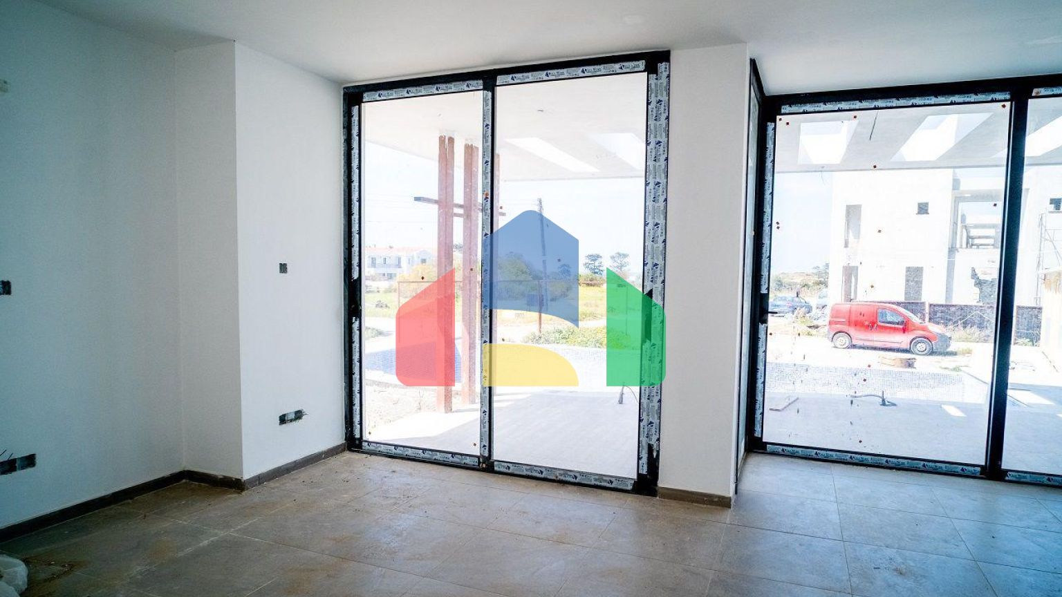 4-комнатная вилла 212 м2 с собственным участком земли в 300 метрах от песчаного пляжа